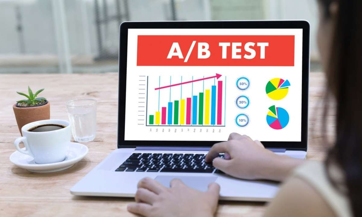 Pessoa analisando gráficos de teste A_B no computador